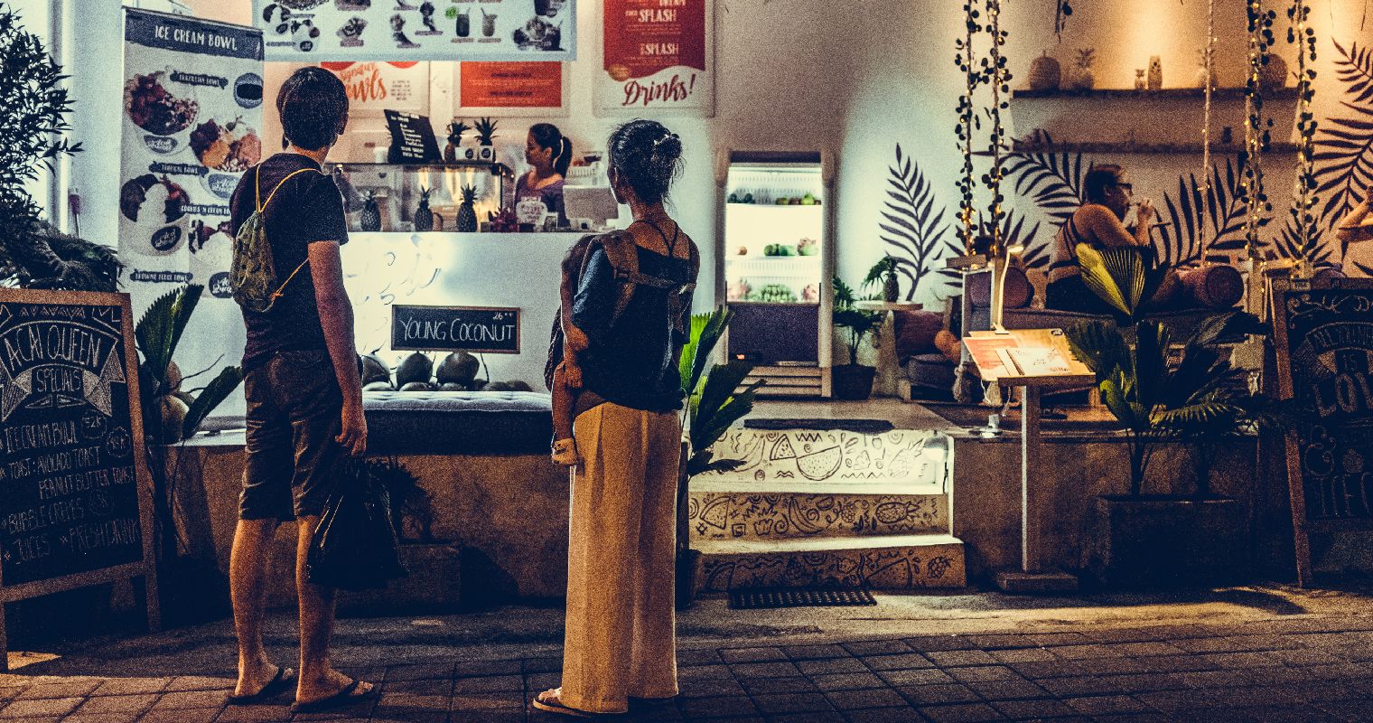 Familj utanför restaurang på Bali